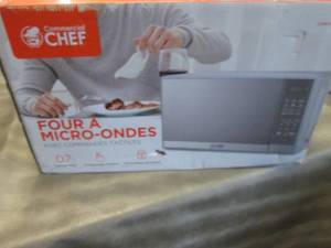 lot 24 image: Commercial Chef 0.7 Cu. Ft. 700-Wat...
