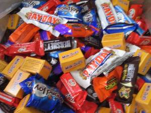 lot 290 image: 12 lb Assorted Snack Size Candy in ...