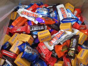 lot 292 image: 12 lb Assorted Snack Size Candy in ...