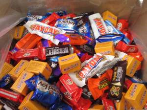 lot 293 image: 12 lb Assorted Snack Size Candy in ...