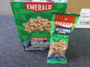 lot 309 image: 12- 1.25 oz Emerald Salt & Pepper C...