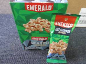 lot 310 image: 12- 1.25 oz Emerald Salt & Pepper C...