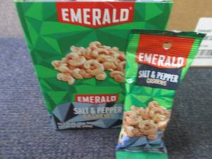 lot 312 image: 12- 1.25 oz Emerald Salt & Pepper C...