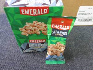 lot 314 image: 12- 1.25 oz Emerald Salt & Pepper C...