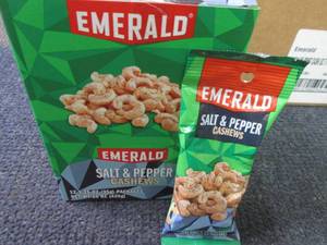 lot 315 image: 12- 1.25 oz Emerald Salt & Pepper C...