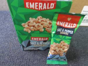 lot 316 image: 12- 1.25 oz Emerald Salt & Pepper C...
