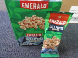 lot 318 image: 12- 1.25 oz Emerald Salt & Pepper C...