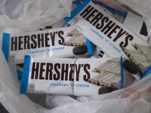 lot 352 image: 12 Hersheys Cookies N Crme...