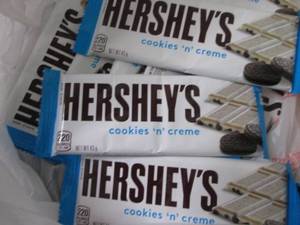 lot 354 image: 12 Hersheys Cookies N Crme...