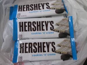 lot 364 image: 12 Hersheys Cookies N Crme...