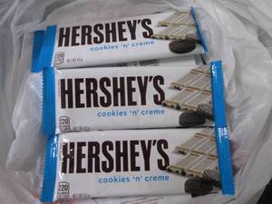 lot 365 image: 12 Hersheys Cookies N Crme...