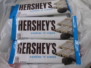lot 366 image: 12 Hersheys Cookies N Crme...