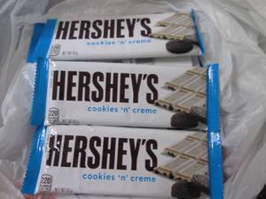 lot 367 image: 12 Hersheys Cookies N Crme...