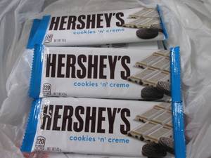 lot 368 image: 12 Hersheys Cookies N Crme...