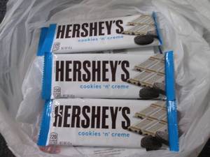 lot 369 image: 12 Hersheys Cookies N Crme...