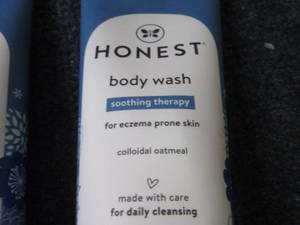 lot 370 image: 6- 8 oz Honest Soothing Therapy Bod...