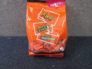 lot 384 image: 32.06 oz Reeses Snack Size Party P...