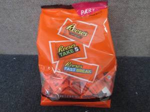 lot 385 image: 32.06 oz Reeses Snack Size Party P...