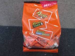lot 386 image: 32.06 oz Reeses Snack Size Party P...