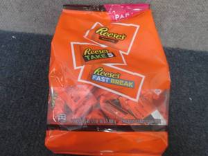 lot 391 image: 32.06 oz Reeses Snack Size Party P...