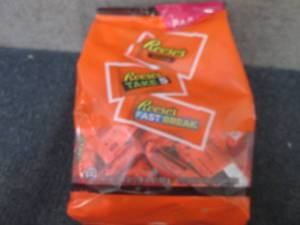 lot 392 image: 32.06 oz Reeses Snack Size Party P...