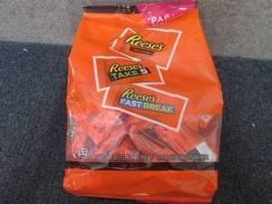 lot 390 image: 32.06 oz Reeses Snack Size Party P...