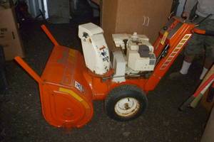 lot 7 image: Simplicity 870 snowblower 28 inch wide