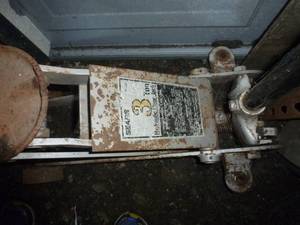 lot 27 image: 3 ton floor jack