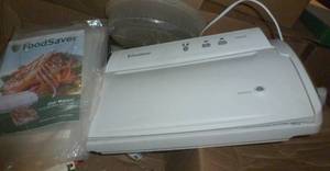 lot 38 image: Foodsaver vacuum sealer, food slicer, blender