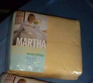 lot 53 image: King size Martha Stewart sheet set - yellow