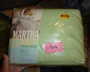 lot 54 image: King size Martha Stewart sheet set - green