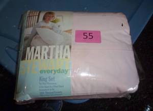 lot 55 image: King size Martha Stewart sheet set - pink
