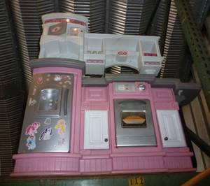 lot 66 image: Little Tikes kitchen