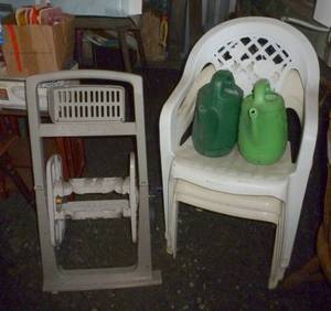 lot 82 image: Outdoor garden hose reel, 3 plastic outdoor chairs, 2 watering jugs