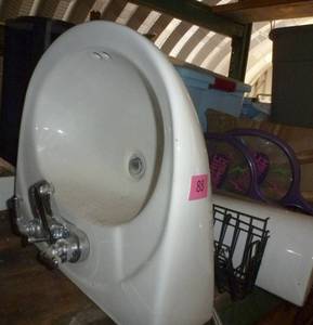 lot 88 image: Pedestal sink
