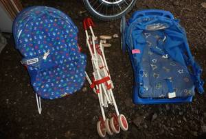 lot 105 image: 2 strollers and a infant seat