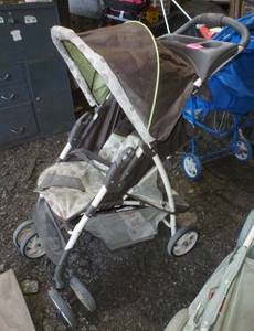 lot 106 image: Graco stroller - brown
