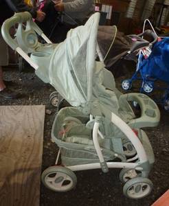 lot 107 image: Graco stroller - GREEN