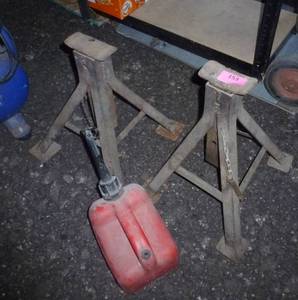 lot 153 image: Two jack stands and a gas can