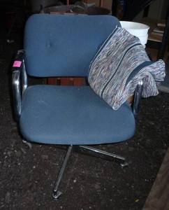 lot 171 image: office chair and rug