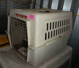 lot 176 image: small pet kennel
