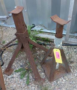 lot 190 image: 2 jack stands