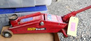 lot 211 image: 2 ton jack