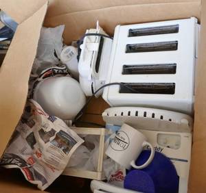 lot 224 image: Box of kitchen items, toaster, sandwich maker, coffee maker, bowls