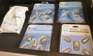 lot 253 image: Group of wheel locks