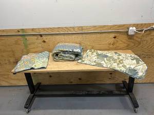 lot 89 image: Quilt with 2 Pillow Cases