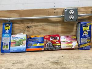 lot 119 image: Lot of Assorted Insect Control Products