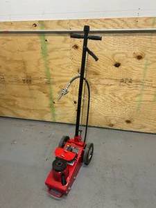 lot 182 image: Strongway 35-Ton Quick-Lift AirHydraulic Service Floor Jack