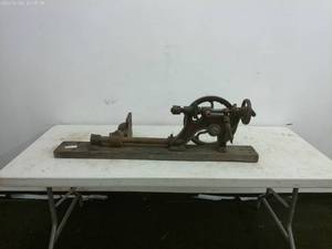 lot 31 image: Vintage Cast Iron Hand Crank Gear Mechanism