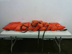 lot 58 image: New condition Stearns Adult Universal Life Jackets - Set of 6